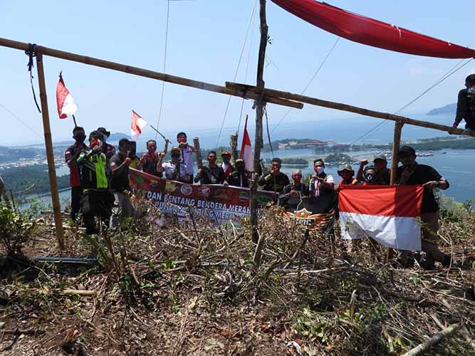 250 Biker PHMJ Konvoi Merdeka dan Bentangkan Bendera Merah Putih di Puncak Mermok Vihara