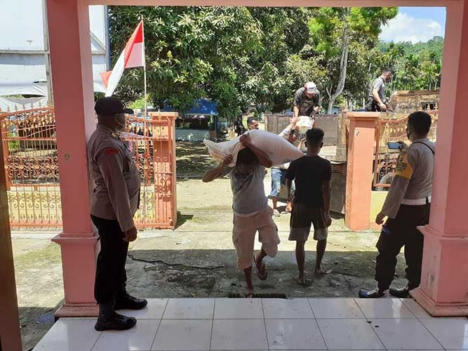 Kapolsek Abe Distribusikan Beras Bantuan Polri Tahap III di Kampung Nafri