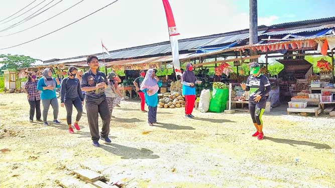 Kapolsek Muara Tami Ajak Pedagang Buah Jaga Stamina Melalui Senam Bersama