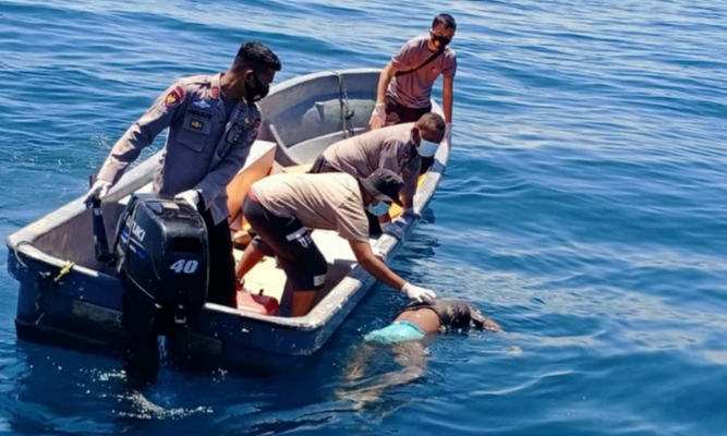 Polisi Evakuasi Mayat Tanpa Identitas di Perairan Tanjung Kayu Batu