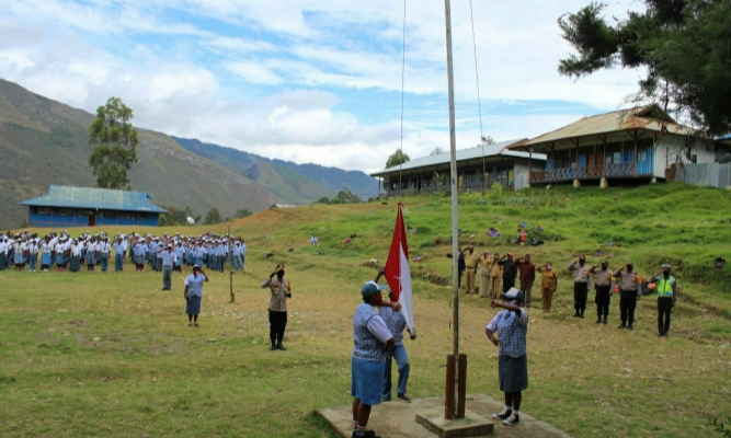 “Polisi Pi Ajar” di SMA 1 Tiom, Kapolres Lanny Jaya Jadi Inspektur Upacara