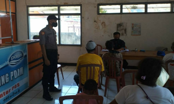 Polisi Amankan Jalannya Pembagian BTS di Kantor Pos Jayapura