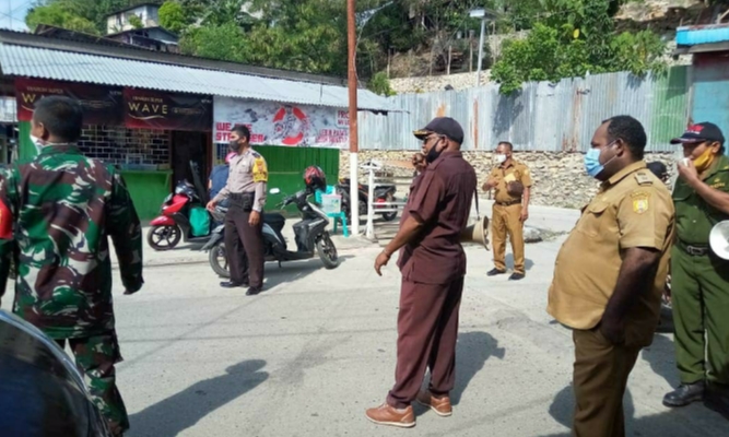 Bhabinkamtibmas Bersama Lurah VIM Sosaialisasi 3 M + 1 T kepada Pemilik Usaha