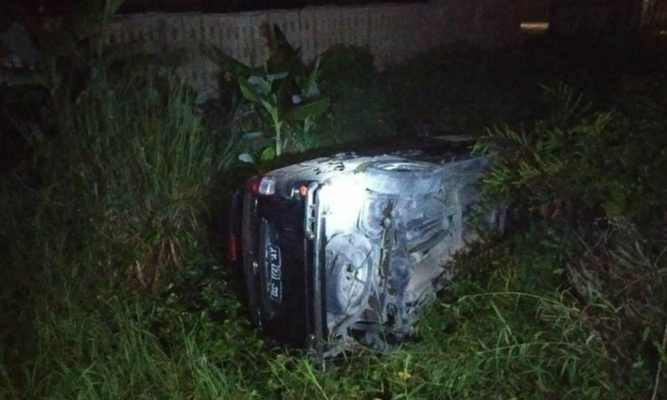 Kecelakaan Tunggal Akibat Miras, Mobil Avansa Terperosok Ke Parit