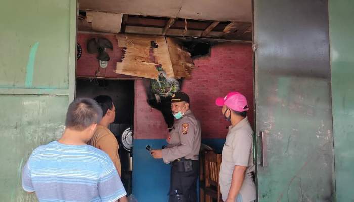 Kebakaran Akibat Korsleting di Warung Makan Berhasil Dipadamkan