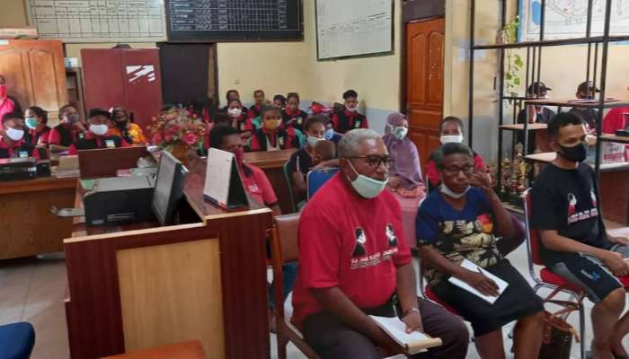 Bhabinkamtibmas Numbay Hadiri Rapat Kerja Bersama Pemuda Anti Covid-19 di Kelurahan