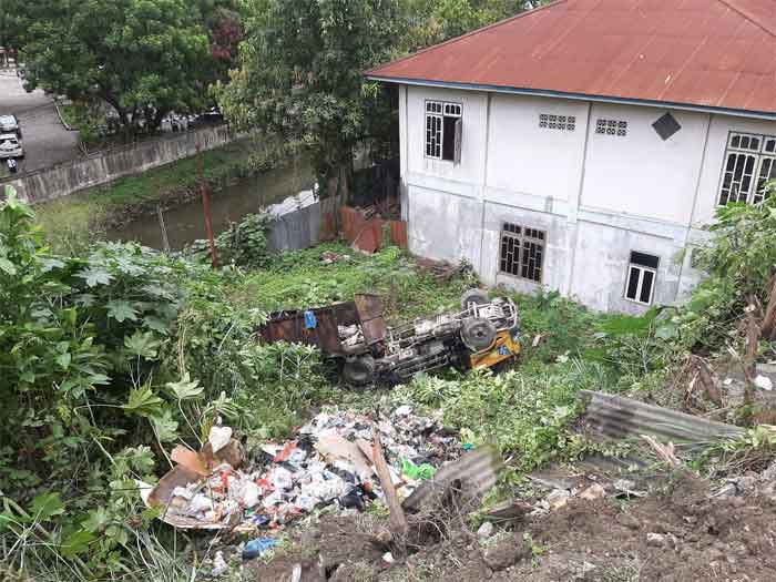 Truck DKP Pemkot Jayapura Tergelincir Jatuh Ke Jurang