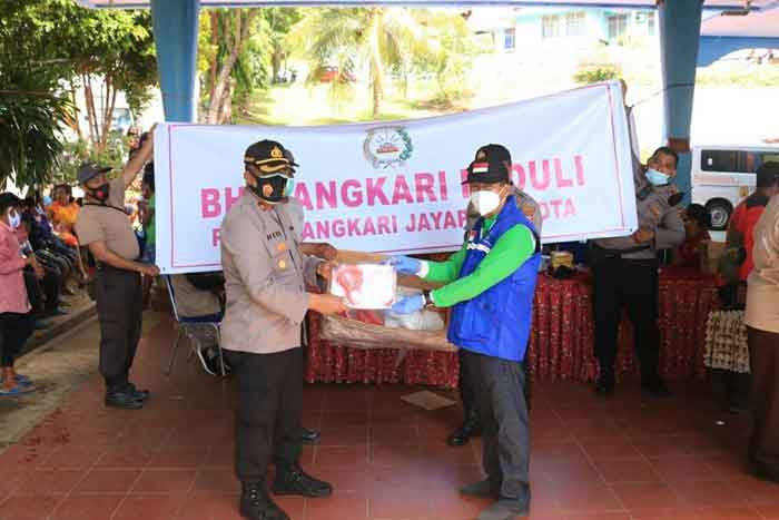 Polisi Beri 750 Masker Untuk Korban Kebakaran di Dok IX