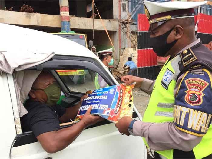 Polisi Himbau Tertib Berlalu Lintas dan Prokes Dibarengi Pembagian Sembako