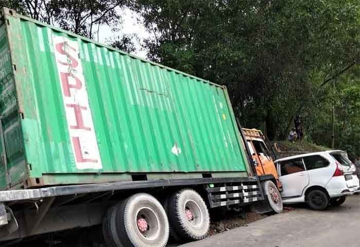 Rem Blong, Truk Kontainer Tabrak Beruntun di Pertigaan Ring Road