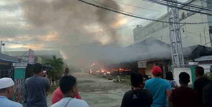 6 Unit Tempat Usaha Di Mega Futsal Hangus Terbakar