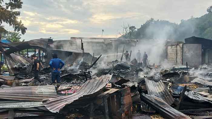 7 petak kios di pasar Youtefa Abepura hangus terbakar