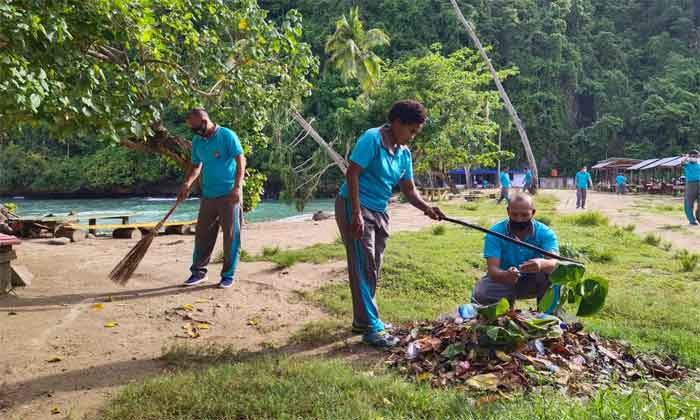 Peduli Lingkungan, Polisi Bersihkan Pantai Pasir II Holtekam