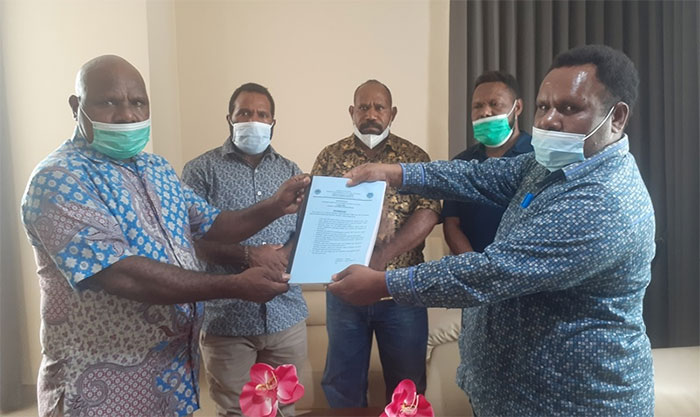 Bupati Usman Wanimbo Terima 8 Poin Penting Hasil Kongres HMPT Tolikara