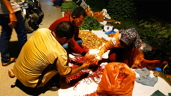 Foto: Transaksi Jual Beli Pasar Youtefa di Waktu Malam