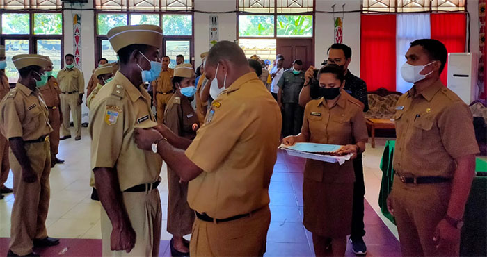 Bupati Waropen Lantik 33 Penjabat Kepala Kampung