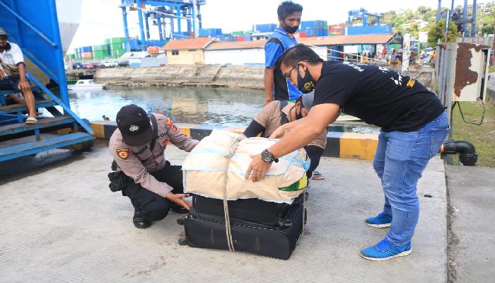 108 Liter CT Ilegal Asal Manado Digagalkan Di Pelabuhan Jayapura
