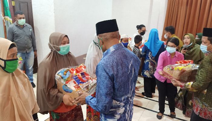 250 Paket Sembako dan Beasiswa dari BAZNAS Diserahkan Oleh Walikota Jayapura