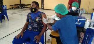 Serbuan Vaksinasi Nasional Sambut HUT Bhayangkara Ke-75 di Polres Yapen