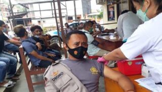 Polsek Abepura Gandeng Puskesmas Gelar Vaksinasi Sasar Personil dan Bhayangkari