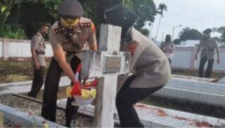 Jelang HUT Bhayangkara Ke-75, Jajaran  Polres Yapen Ziarah Ke Makam Pahlawan