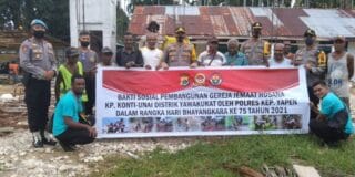 Kapolres Yapen dan Jajaranya Berikan Bantuan di 3 Rumah Ibadah Berbeda