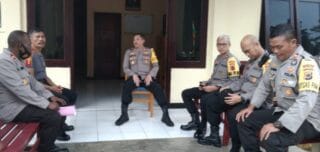 Kapolres Yapen Sambangi Polsek Angkaisera, Tekankan Pelayanan Persuasif