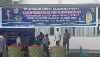 Bupati dan Wabup Fakfak Vaksin Covid-19 di Halaman Pemda Fakfak