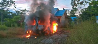 Tidak Terima Bupati Bagi SK di Jayapura, Puluhan CPNS Mambra Bakar Bus