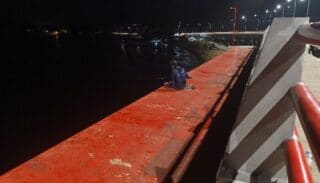 Hendak Kencing Lewati Pembatas Jembatan Merah, Seorang Perempuan Tewas Terjatuh
