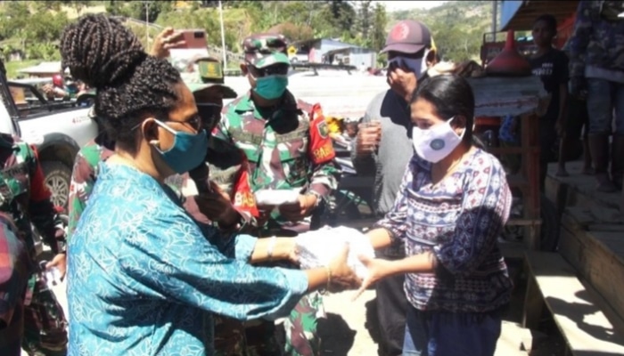 Ibu UGW Ajarkan Cara Menggunakan Masker dan Handsanitaser di Karubaga