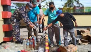 Polsek Pelabuhan Serui Musnahkan Ratusan Liter Miras CT dan Sopi