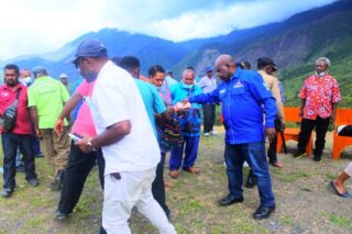 Menyonsong HUT Ke-18 Ketua Demokrat Tolikara Bantu 50 juta dan 1 Ton Beras Buat Klasis Goyage