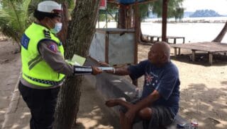 Polwan Bagi-bagi Masker dan Edukasi Warga Untuk Taat Protkes di Sepanjang Pantai Hamadi