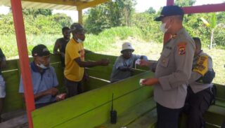 Polisi Sosialisasikan PPKM Level 4 Kepada Masyarakat di Kampung Mosso