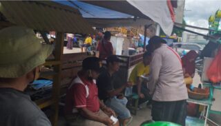 Semarakkan HUT RI dan Cegah Covid19 Polisi Bagi Bendera dan Masker di Argapura
