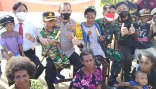 Tak Ada Rasa Takut, Anak-Anak di Sasawa Malah Bangga Bisa Pakai Topi dan Genggam Tongkat Komando Dandim, Kapolres dan Kajari