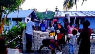 Warga Kampung Miosnum Dukung Penuh TMMD Ke-112 Ikut Distribusikan Material