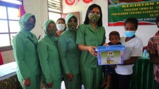 Satgas TMMD Bersama Persit dan Nakes Berikan Penyuluhan Stunting di Kampung Miosnum