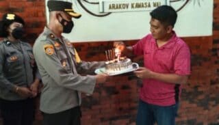 Jajaran Polres Yapen Berikan Kejutan Kepada Dandim 1709 Yawa Peringati HUT TNI Ke-76