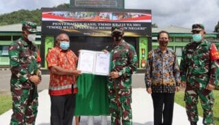 TMMD Ke-112 Kodim 1709 Yawa Resmi Ditutup, 8 Unit Rumah Diserahkan Ke Warga