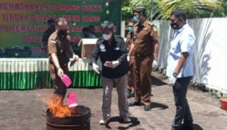 Kejaksaan Yapen Musnahkan Barang Bukti Incraht