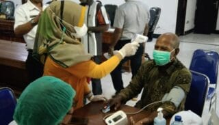 Jajaran Staf dan Anggota DPRD Waropen Vaksinasi Covid-19 di Gedung Dewan