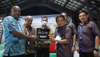Momen Hari Pahlawan 2 Distrik di Kabupaten Waropen Dialiri Listrik