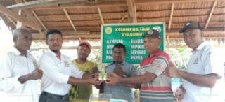 KADIN Supiori Bantu Pupuk di Kelompok Tani Sfaduru di Kampung Fanjur