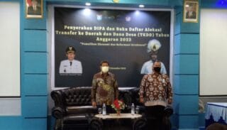 KPPN Serui Serahkan DIPA Dan TKDD TA 2022 Kepada 32 Satker di Kabupaten Kepulauan Yapen dan Waropen