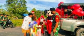 Berbagi Kasih Natal di Kampung Botawa Bersama Satgas After Kodim Persiapan Waropen