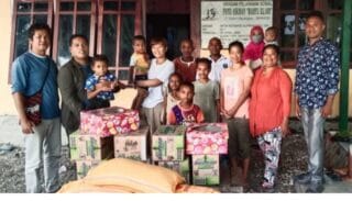 Berbagi Kasih Natal, Komunitas Wartawan di Yapen Bagikan Bingkisan Ke Panti Asuhan