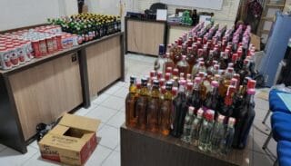 Polisi Kembali Amankan Ratusan Botol Miras Ilegal di Pasar Lama Abepura