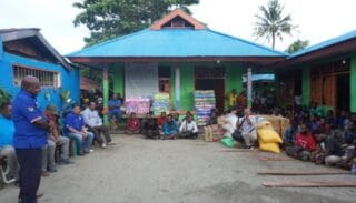 Bantu Korban Banjir, Ketua Korwil PAN Berikan Bama dan Uang Tunai Bagi Mahasiswa Puncak Jaya